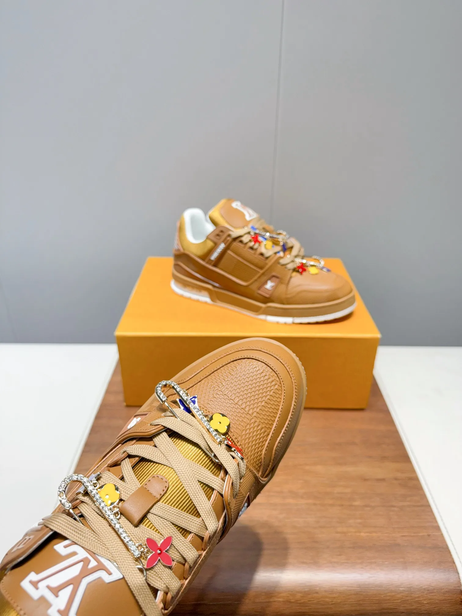 👟👟Ex-factory price 780👟👟Louis Vuitto- Louis Vuitton Couple's Casual Sports Shoes Skateboard Shoes Original purchase, development and production This LV Traine- sports shoe is made of cow leather to create a complex upper, which requires several hours of ingenious sewing to complete. The classic configuration is from the hands of Virgil Ablo-, showing the inspiration of retro basketball shoes. Exquisite packaging at the delivery counter. Fabric: Original customized first-layer cowhide. Inner foot pad: Breathable mesh. Heel height: 3cm. Outsole: Original molded two-color TPU combination outsole. Size: 35-45 (40 for women and 45 for men. Custom-made, non-refundable) (Note: Bulk items do not come with buckles. Please inform us if you need buckles when ordering) Buckle +20